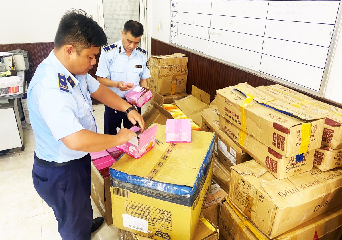 Đội QLTT Số 3 (Cục QLTT TP Đà Nẵng) phát hiện lượng bánh Trung thu nhập lậu tại cửa hàng của ông V.C.T.