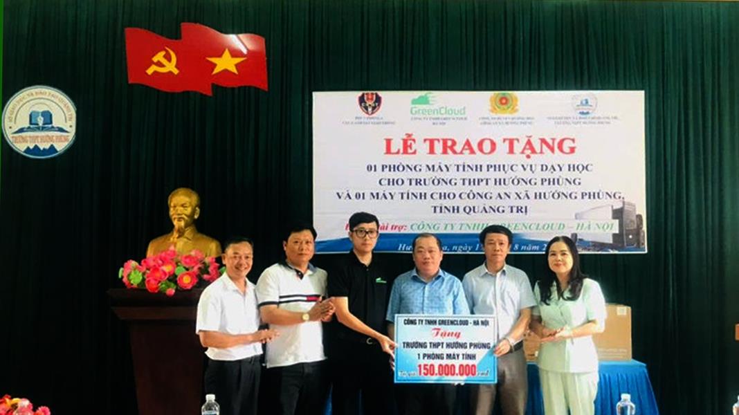 Giám đốc Sở GD-ĐT tỉnh Quảng Trị Lê Thị Hương cùng đại diện nhà tài trợ trao tặng phòng máy tính cho Trường THPT Hướng Phùng.