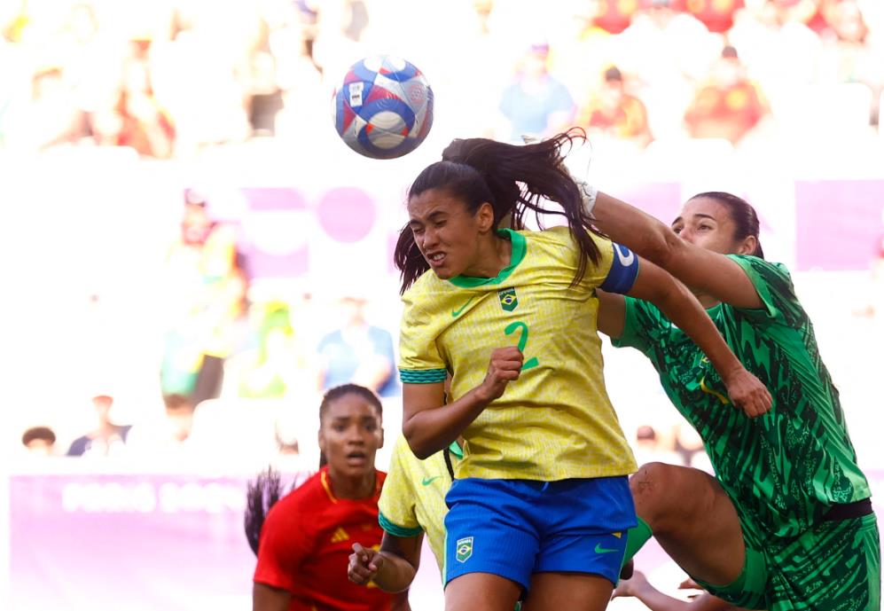 Huyền thoại Marta (giữa) sẽ không có mặt ở đội hình nữ Brazil trận tứ kết vì nhận thẻ đỏ trong trận thua Tây Ban Nha 0-2.