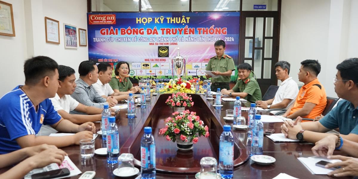 Đại diện lãnh đạo các đội tham dự và Ban tổ chức chụp hình lưu niệm.