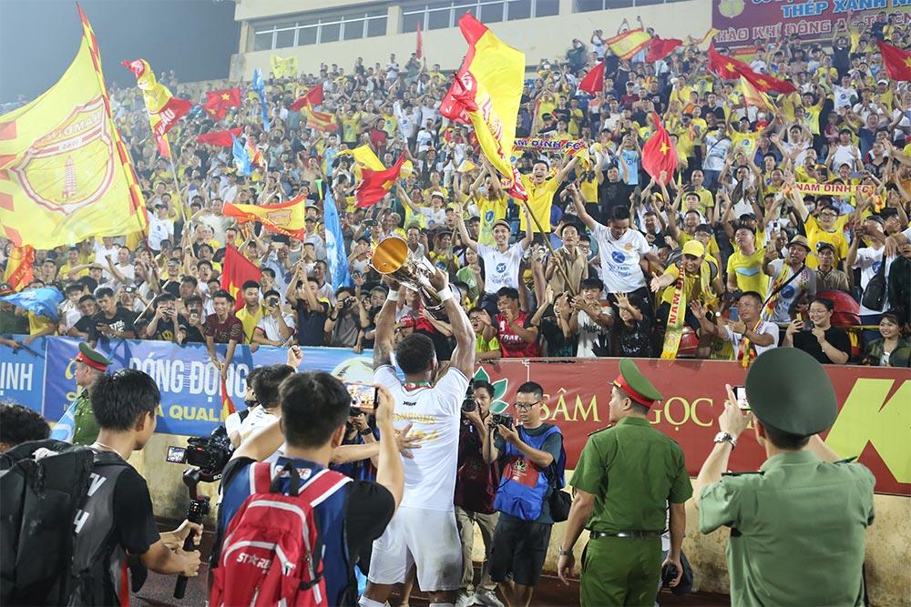 Phan Văn Đức trở lại sau chấn thương, lập công trong chiến thắng 2-1 của Công an Hà Nội trước Buriram United.