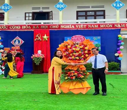 Lãnh đạo địa phương tặng xe đạp cho học sinh khó khăn.