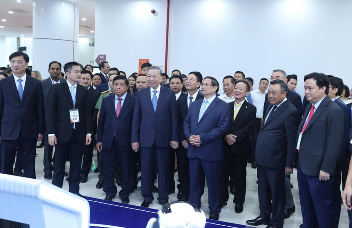 Tổng Bí thư Tô Lâm, Thủ tướng Phạm Minh Chính và các đại biểu tham quan Triển lãm Đổi mới sáng tạo.