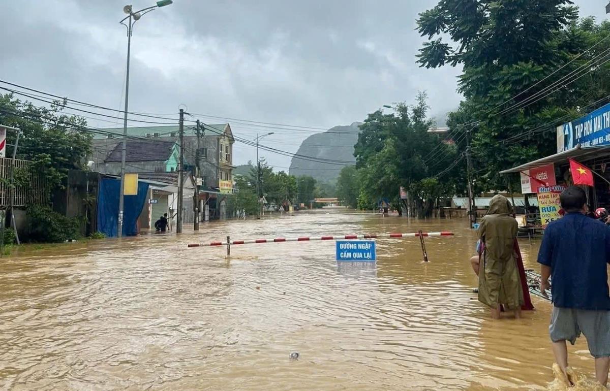 Một cây cầu tại xã Yên Hòa bị cuốn trôi