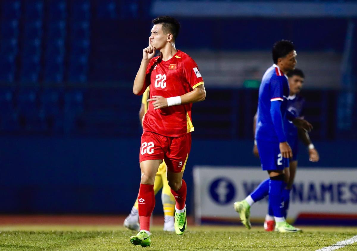 Xuân Mạnh (trái) cuối cùng cũng chọc thủng lưới Nepal để đưa ĐT Việt Nam dẫn trước