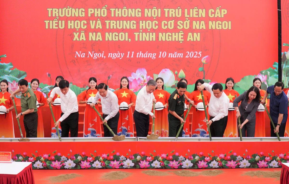 Tổng Bí thư tô Lâm trao tặng nhà trường bức ảnh lưu niệm “Bác Hồ quàng khăn đỏ cho học sinh”