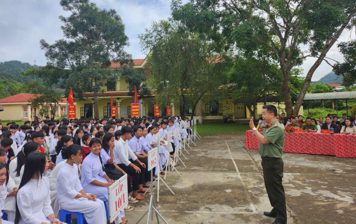 Trung tá Trần Thanh Châu – Phó Trưởng Công an xã Thăng An tuyên truyền các kiến thức về pháp luật cho học sinh.