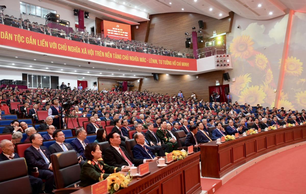 Các đại biểu tham quan không gian triển lãm Báo SGGP tại đại hội