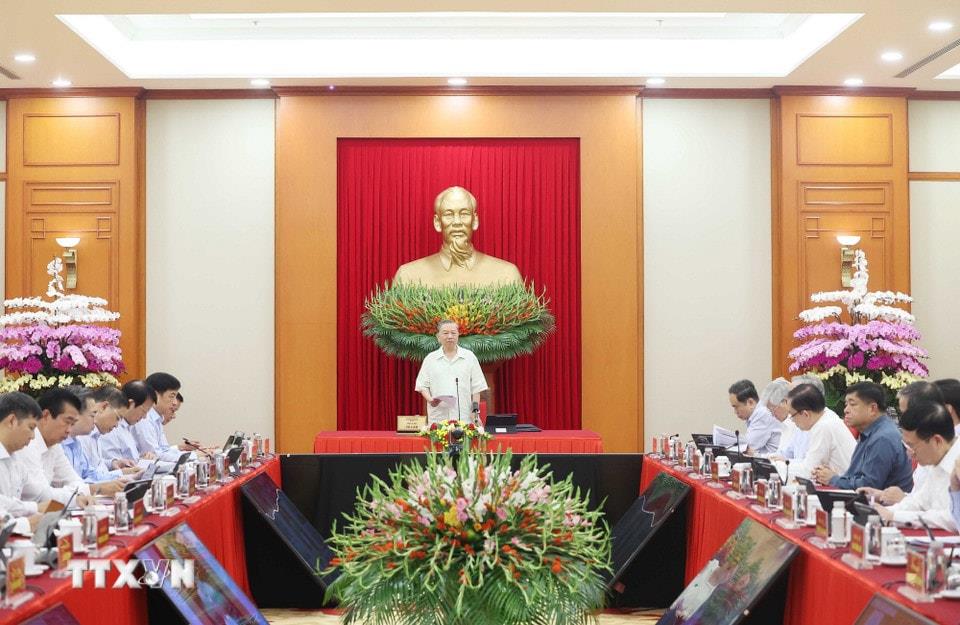 Chủ tịch UBND TP Đà Nẵng Phạm Đức Ấn phát biểu tại phiên họp.