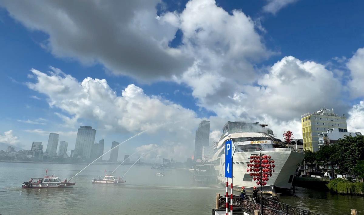 Ca-nô chữa cháy trên sông tham gia thực tập phương án tại du thuyền nổi trên sông Hàn.