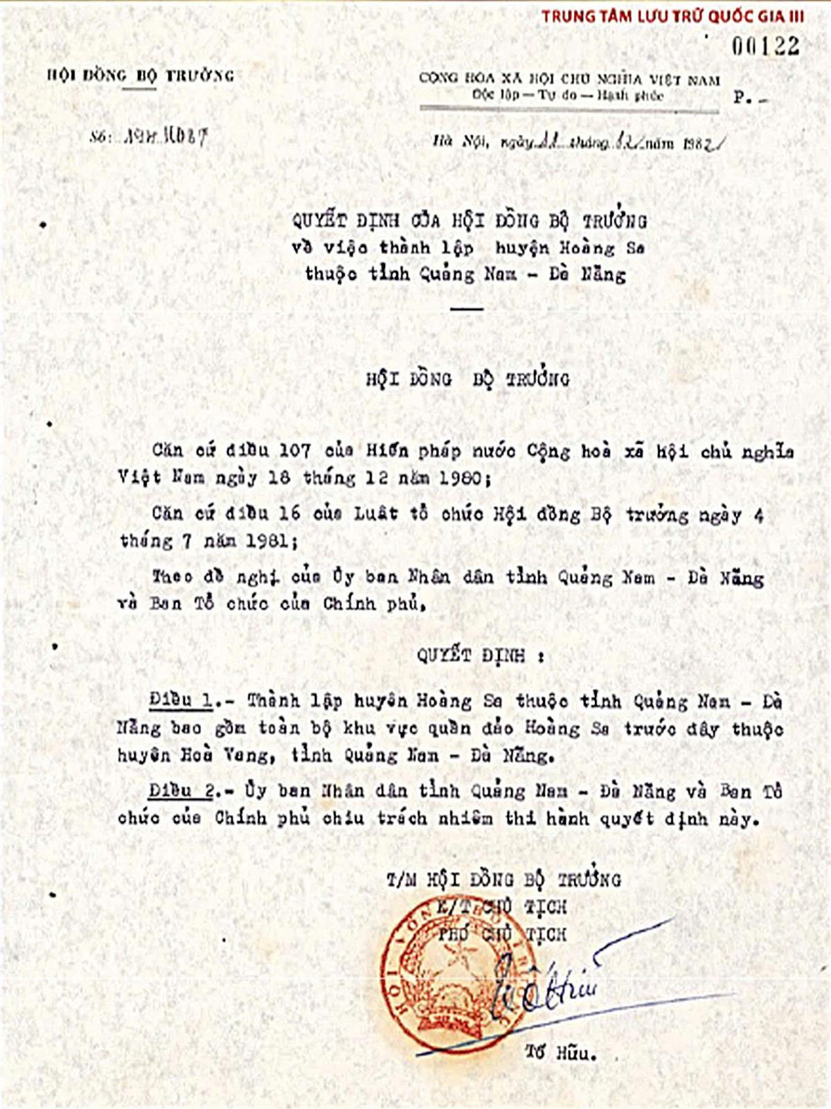 Bà Carol Holmes (đầu tiên bên phải sang) - Tham tán Chính trị, và bà Cecilia Brennan (thứ 2 bên trái sang)- Tham tán Kinh tế, Đại sứ quán Australia tại Hà Nội, trong buổi làm việc tại Nhà Trưng bày Hoàng Sa.