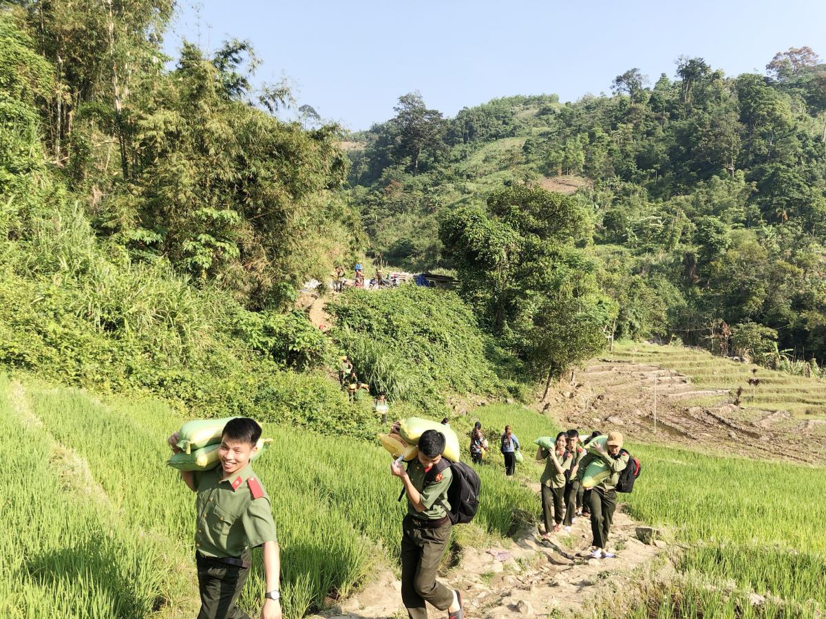 Đoàn viên, thanh niên Công an TP Đà Nẵng tuyên truyền về lợi ích của chuyển đổi số.