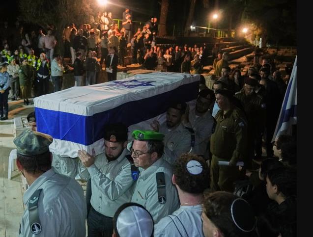 Đám tang của một con tin tại Jerusalem sau khi thi thể được trao trả cho Israel. Ảnh: AP