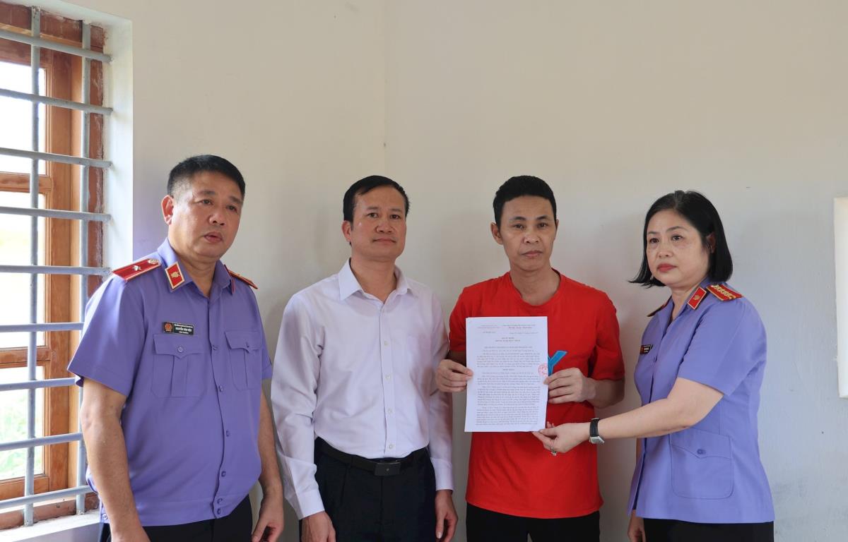 Trước đó, lãnh đạo TAND và VKSND tỉnh Hưng Yên trao quyết định kháng nghị toàn bộ bản án và hủy bỏ biện pháp tạm giam đối với bị cáo Thái Khắc Thành (thứ hai bên phải).