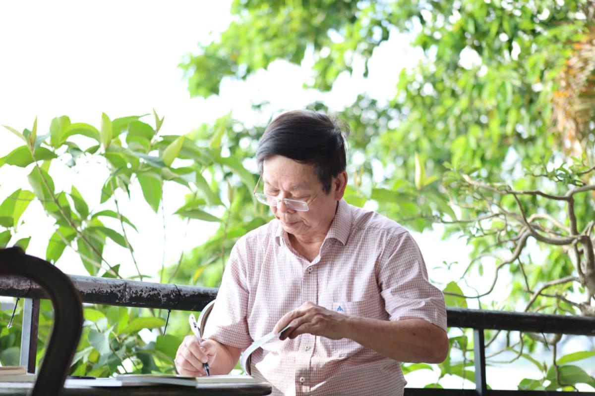 Các bạn trẻ yêu thơ đón nhận tập thơ Nắng dậy thì của nhà thơ Nguyễn Ngọc Hạnh. (Ảnh: Hoàng Xuân Tuyền).