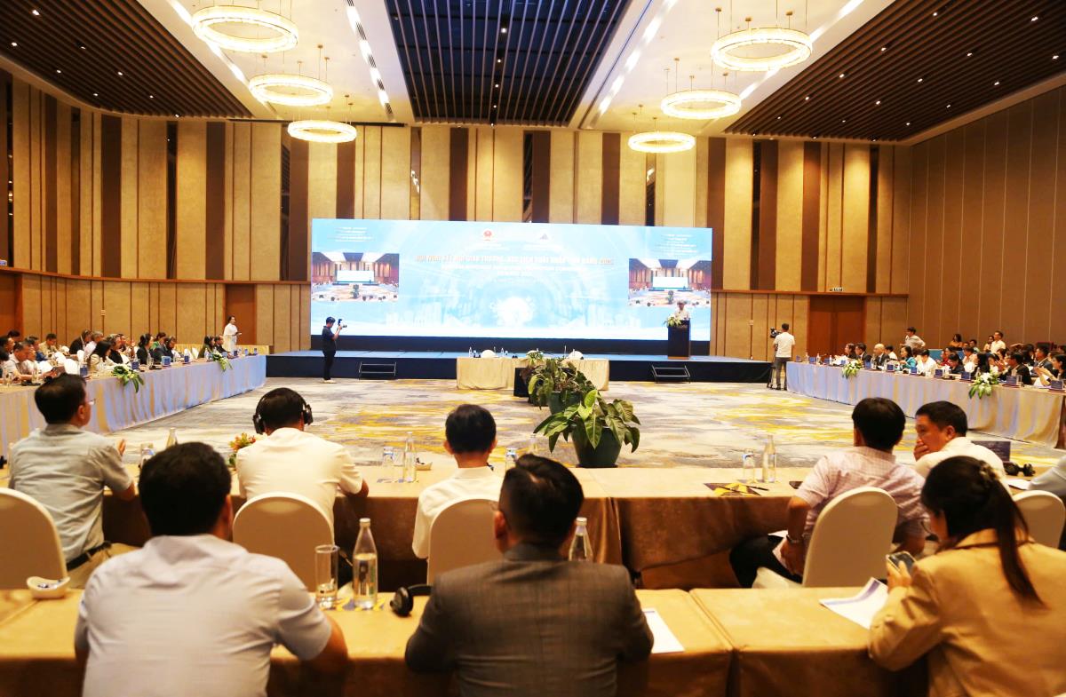 1 doanh nghiệp sản xuất hàng thủ công mỹ nghệ của TP Đà Nẵng giới thiệu sản phẩm tại Hội nghị.