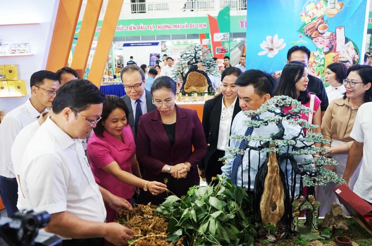 Các đại biểu thực hiện nghi thức khai mạc Hội chợ.