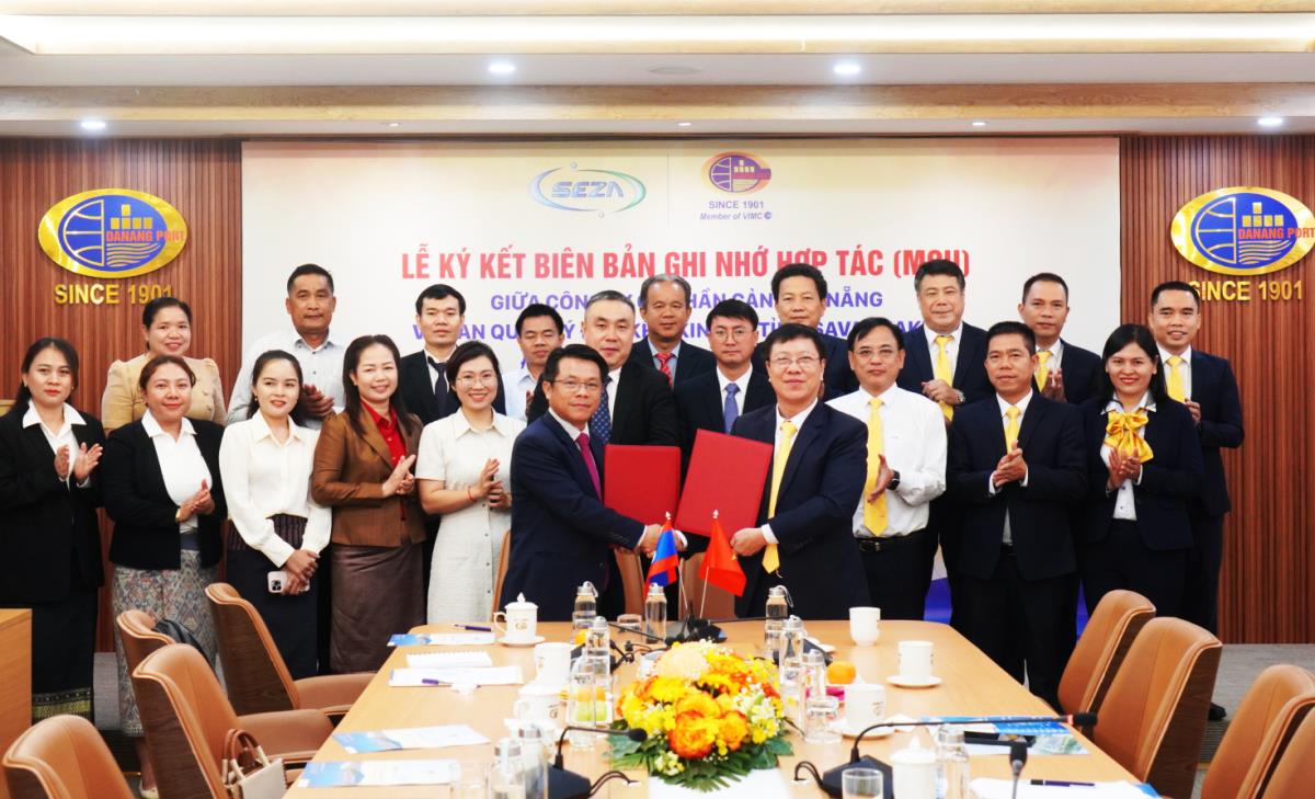 Đoàn công tác của Ban Quản lý Đặc khu kinh tế Savannakhet tham quan thực tế Cảng Tiên Sa và chụp ảnh lưu niệm với lãnh đạo Cảng Đà Nẵng.