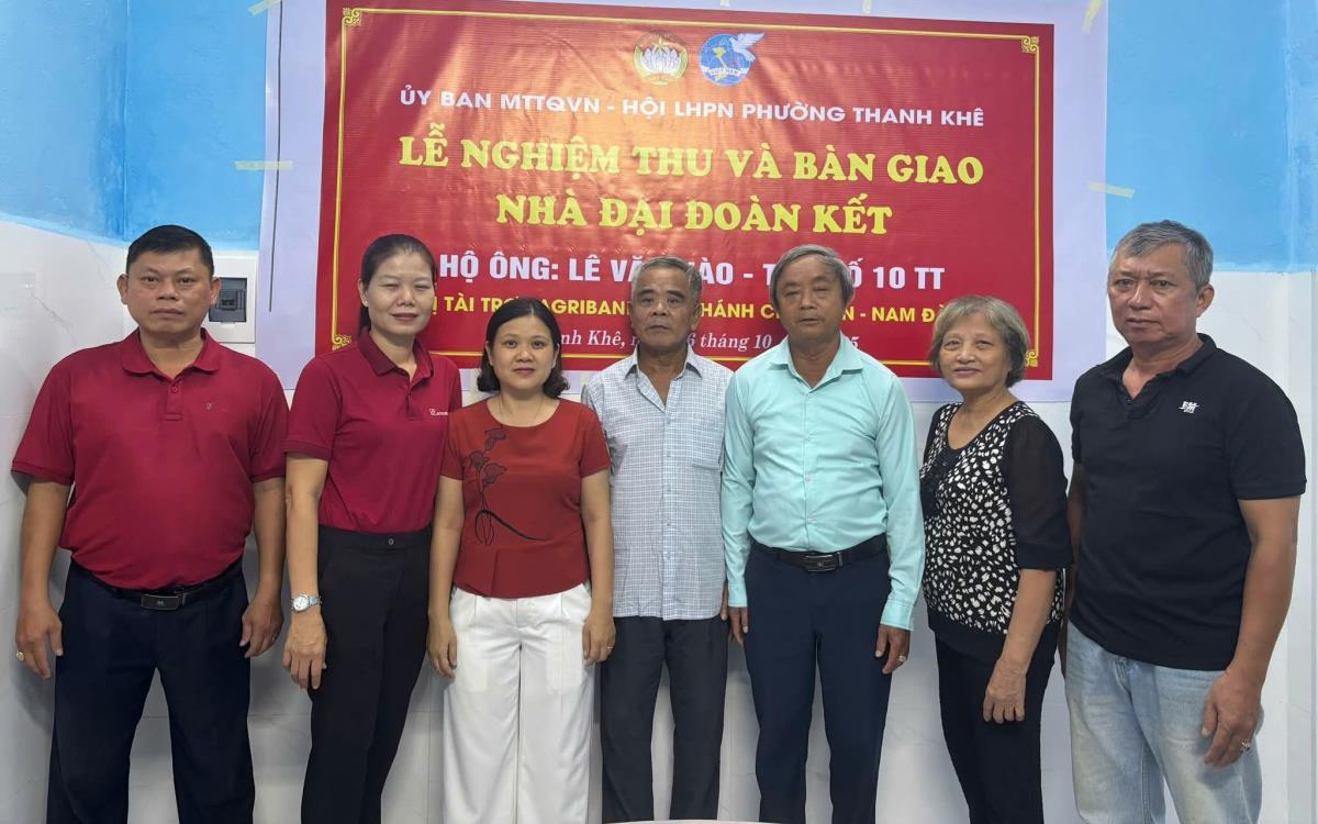 Bàn giao nhà Đại đoàn kết cho hộ ông Hào và khởi công xây dựng nhà cho hộ bà Húy.