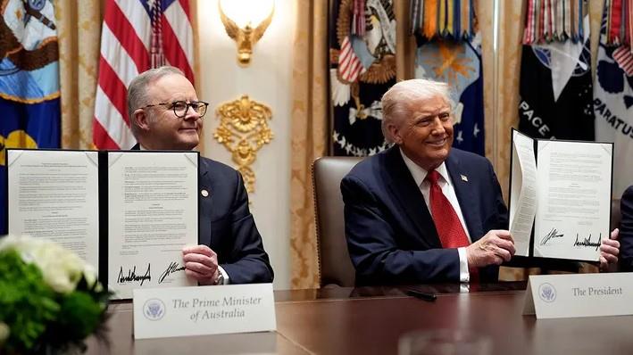 Tổng thống Mỹ Donald Trump và Thủ tướng Australia Anthony Albanese ký thỏa thuận hôm 20-10. Ảnh: Getty Images
