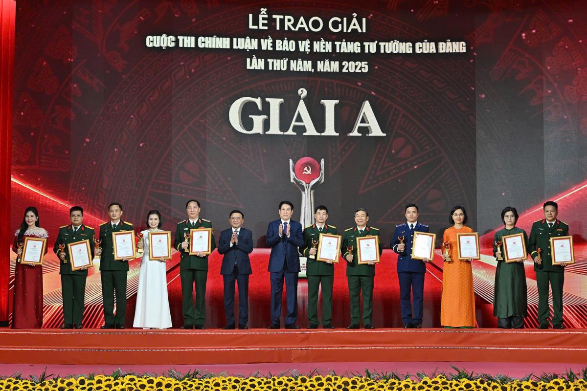 Phó Bí thư Thường trực Thành ủy Nguyễn Đình Vĩnh và Trưởng Ban Tuyên giáo và Dân vận Thành ủy Đà Nẵng Huỳnh Thị Thùy Dung chụp ảnh lưu niệm cùng các nhóm tác giả đạt giải.