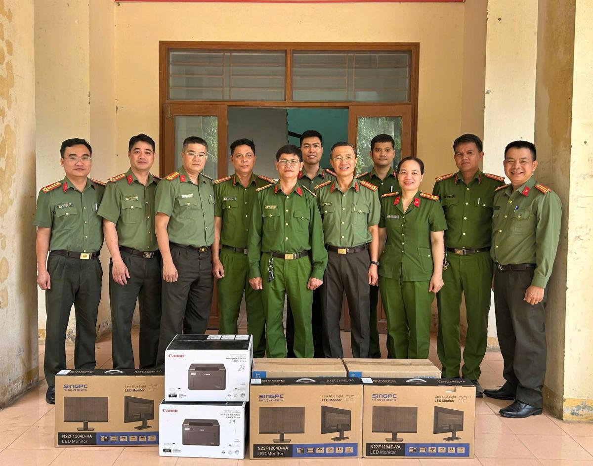 Cán bộ chiến sĩ Công an xã Bến Giằng thăm hỏi, động viên người có uy tín trong cộng đồng dân tộc thiểu số của địa phương.