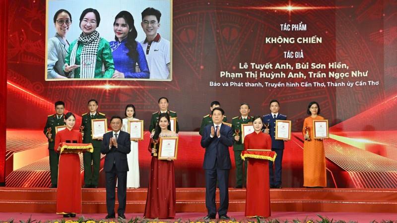Đồng chí Nguyễn Trọng Nghĩa phát biểu chỉ đạo tại lễ trao giải.