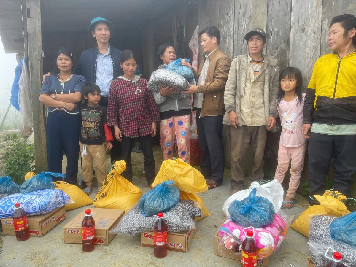 Lãnh đạo xã Trà Linh thăm hỏi, động viên, tặng quà cho các hộ dân làng Kon Pin di dời đang ở xen ghép.