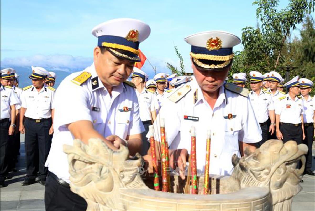 Chuẩn Đô đốc Nguyễn Anh Tuấn, Tư lệnh Vùng 4 Hải quân và Thượng tá Bùi Xuân Bình, Chính ủy Vùng 4 Hải quân dâng hương tại Đài tưởng niệm Gạc Ma.