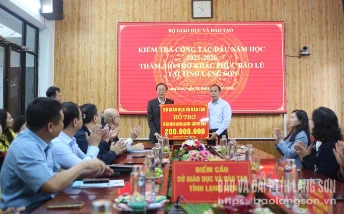 Thứ trưởng Thường trực Bộ GD-ĐT Phạm Ngọc Thưởng trao tặng quà hỗ trợ ngành giáo dục tỉnh Lạng Sơn khắc phục hậu quả thiên tai. (Ảnh: BLS)