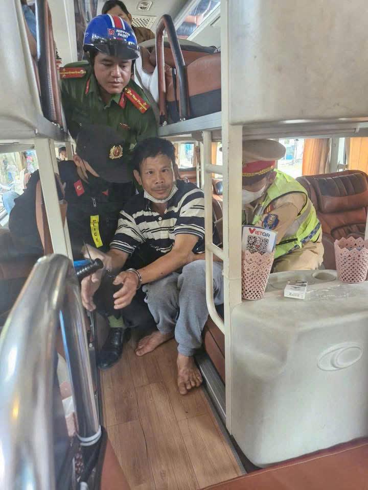 Đối tượng Tùng bị bắt khi đang trên xe khách.