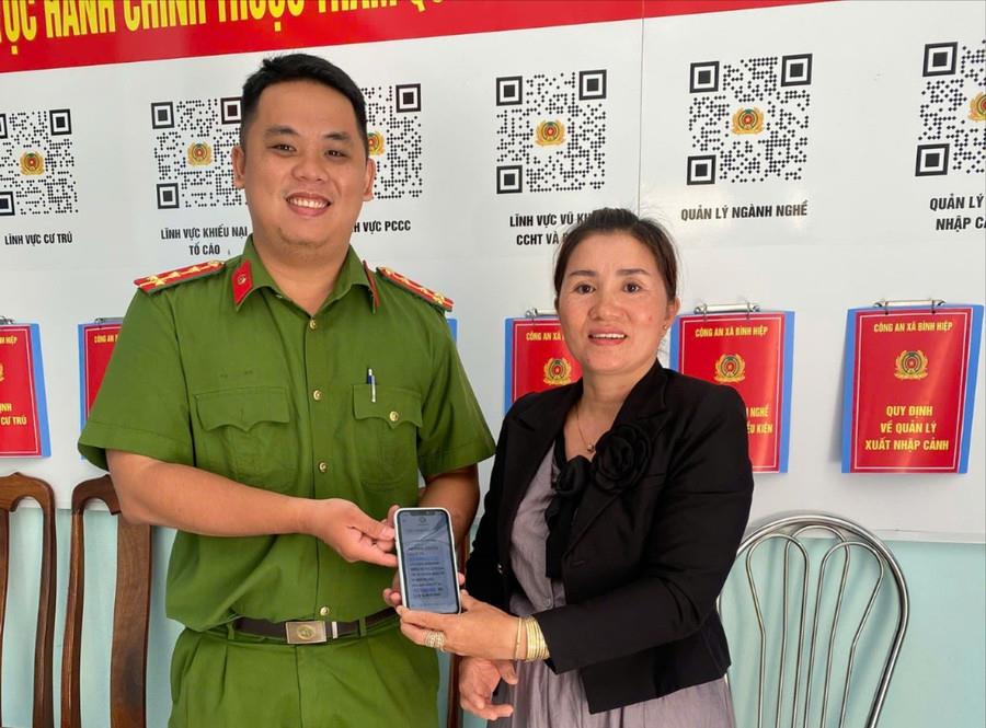 Chị Loan vui mừng khi được Công an xã Bình Hiệp hỗ trợ lấy lại tiền chuyển nhầm.