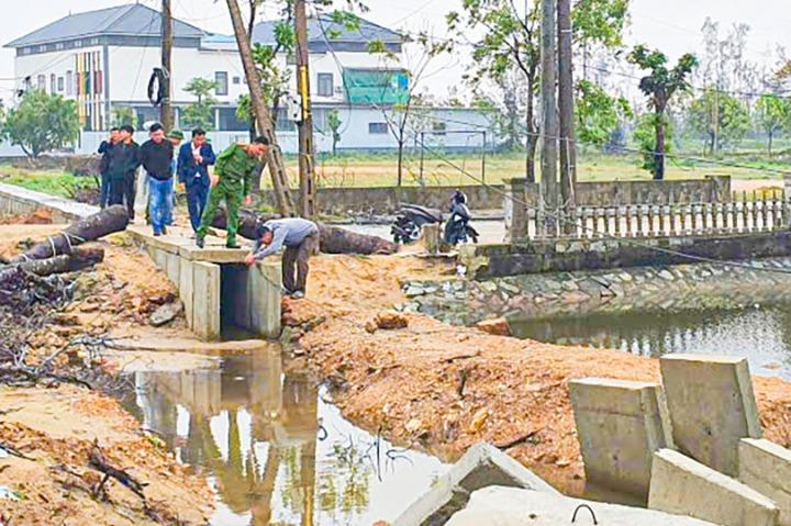 Lực lượng chức năng kiểm tra hiện trường để làm rõ vụ việc.