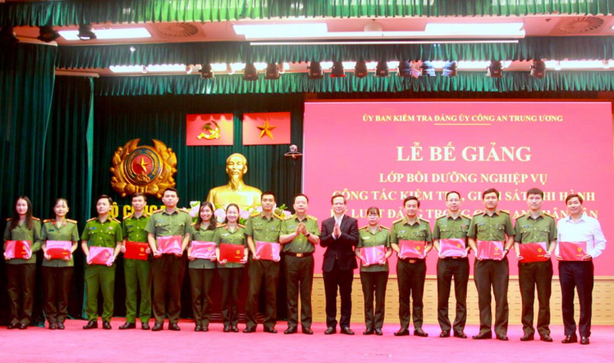 Phó Chủ nhiệm UBKT Trung ương Đoàn Anh Dũng và Trung tướng Nguyễn Văn Trung trao Giấy chứng nhận hoàn thành chương trình bồi dưỡng cho đại diện 15 học viên.