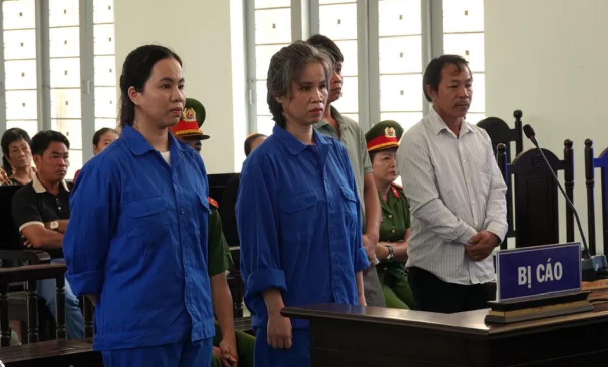 Cơ quan điều tra thu giữ nhiều vật dụng “trừ tà” của các đối tượng liên quan đến vụ án.
