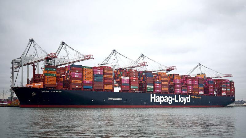 Các container trên boong tàu Minila Express tại bến tàu Southampton, Anh. Ảnh: AFP