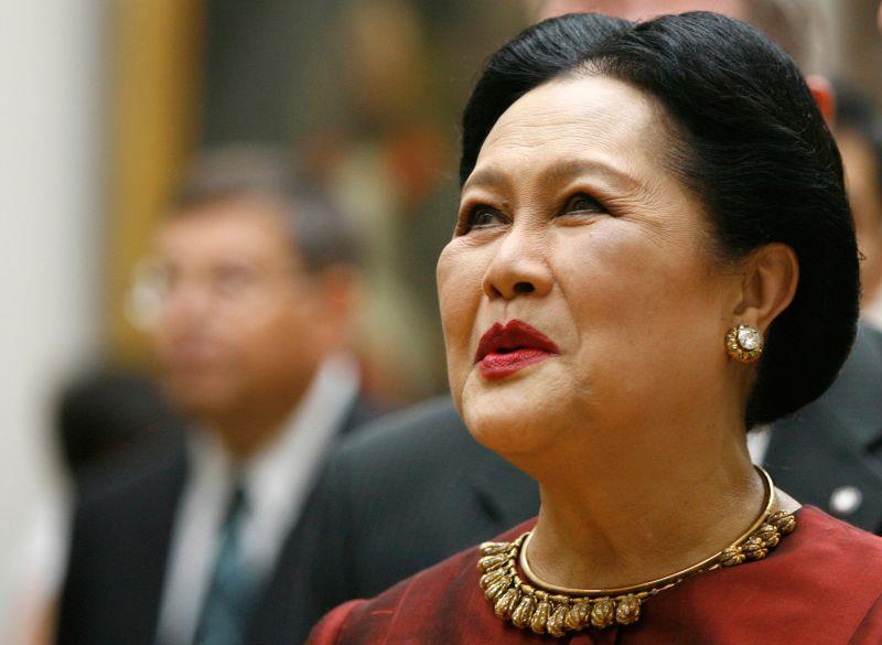 Người dân Thái Lan cầm chân dung Vương thái hậu Sirikit tập trung trước Bệnh viện Chulalongkorn, nơi bà qua đời, tại Bangkok vào ngày 25-10. Ảnh: AFP