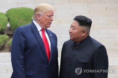 Tổng thống Mỹ Donald Trump (trái) và nhà lãnh đạo Triều Tiên Kim Jong Un gặp nhau tại làng biên giới liên Triều Panmunjom vào tháng 6-2019.
Ảnh: Yonhap