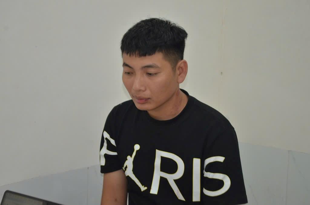 Cán bộ Công an lấy lời khai của đối tượng