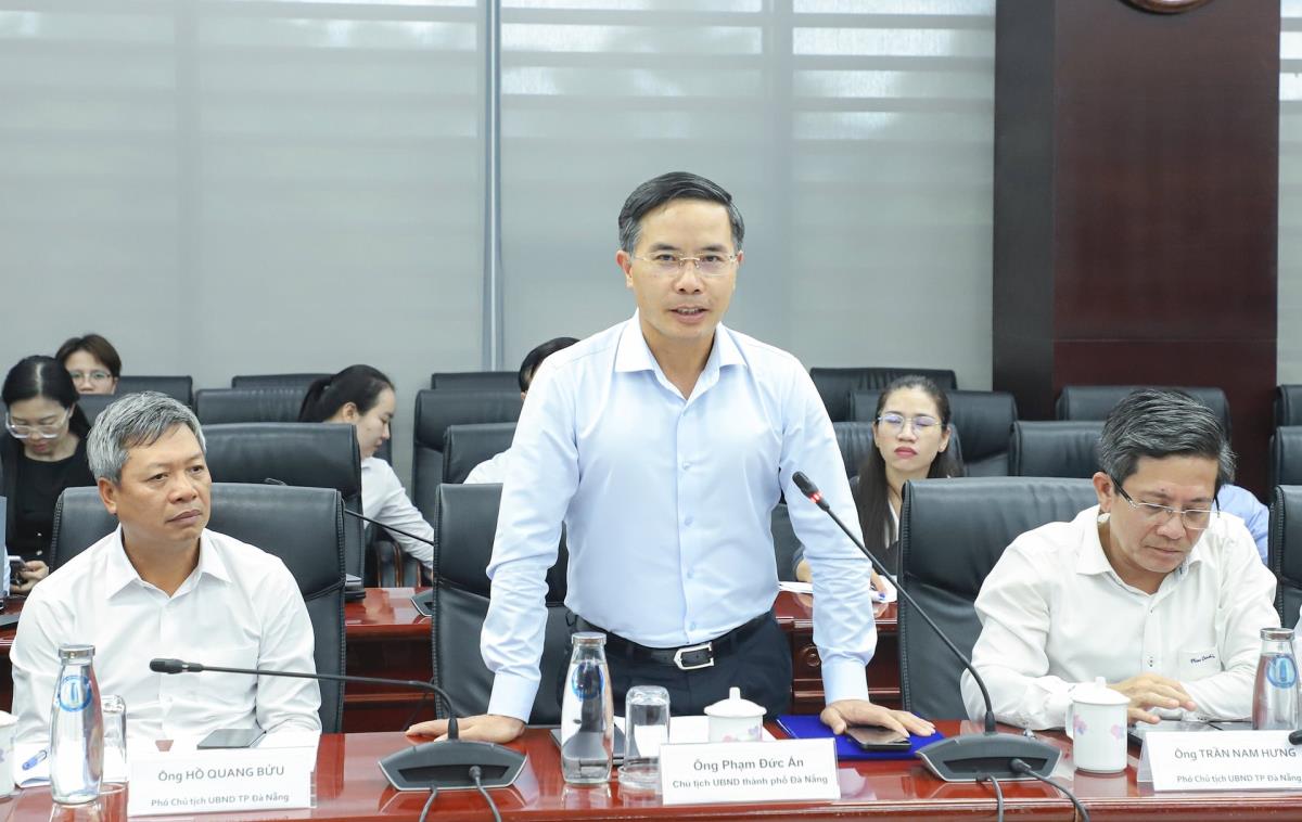 Lãnh đạo TP và AVSE Global chụp hình lưu niệm.