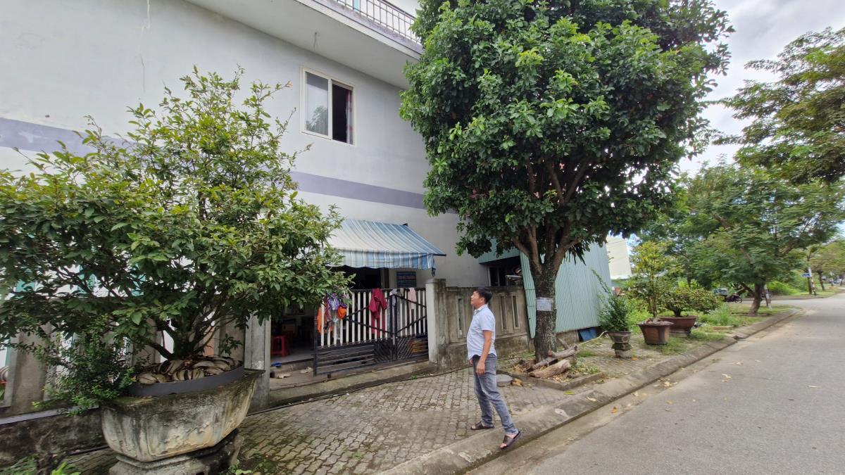 Ông Võ Công Chính trước ngôi nhà cho thuê nhưng bị chiếm dụng gần 3 năm qua.