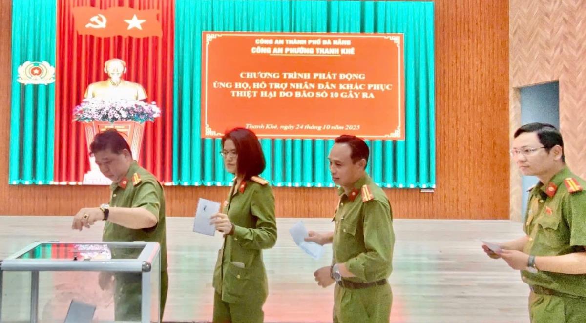 CBCS Công an phường Thanh Khê ủng hộ đồng bào bị thiên tai.