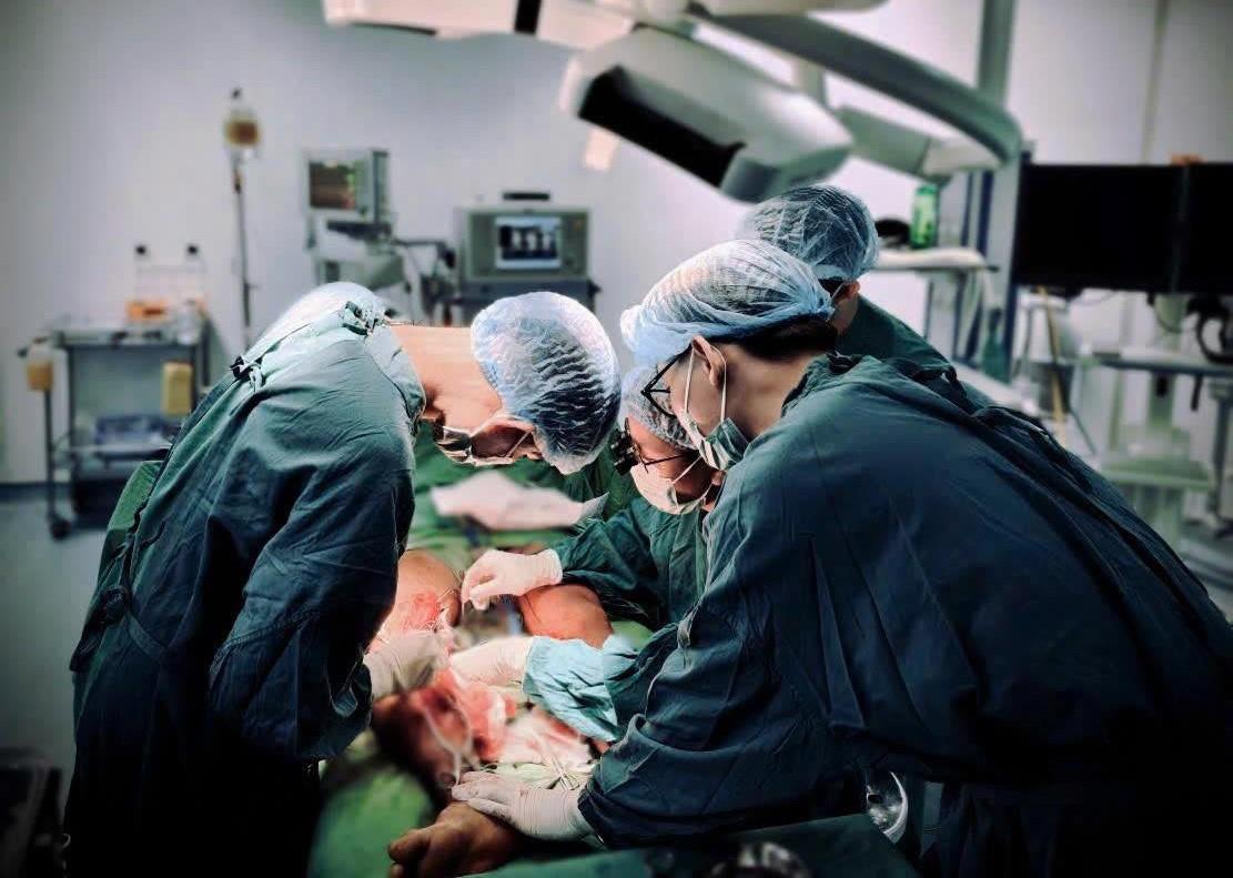 Phẫu thuật bắc cầu mạch máu chi dưới. Ảnh: BVĐK tỉnh Quảng Trị