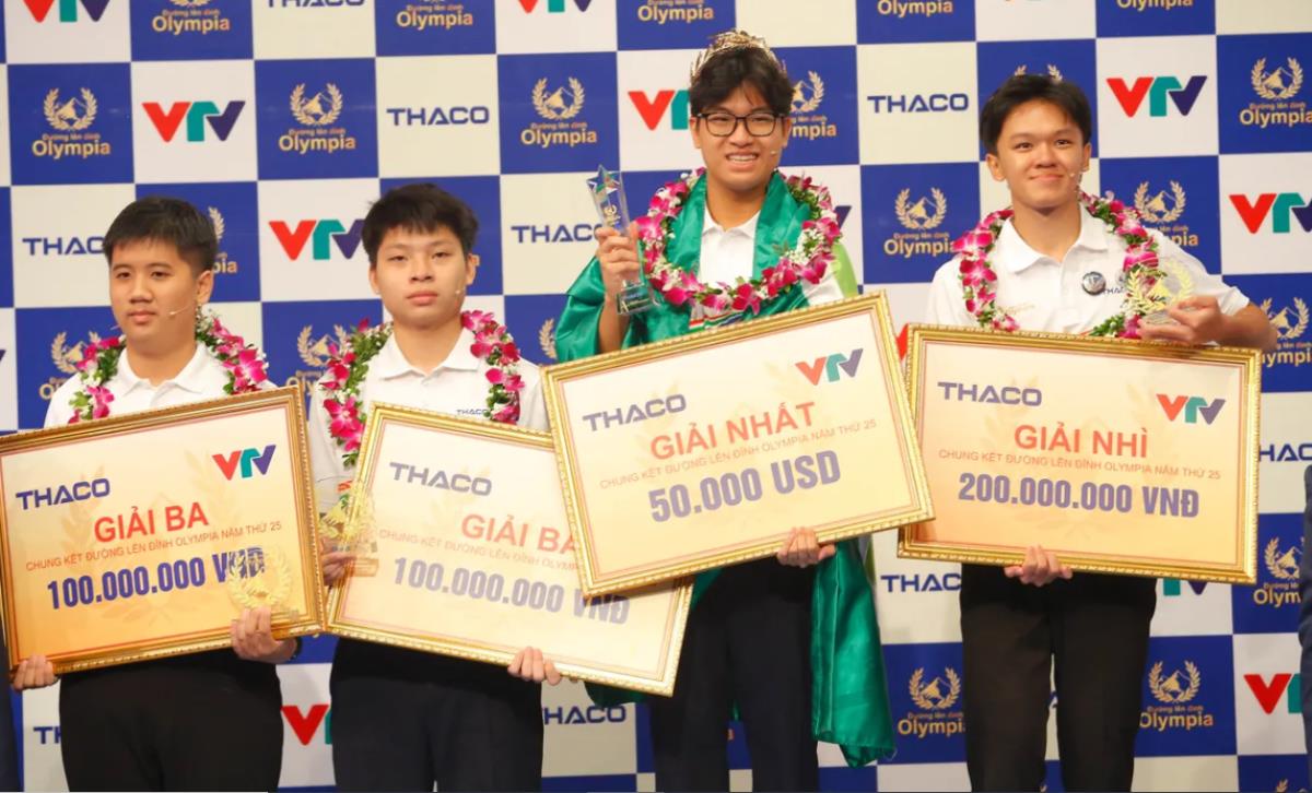 Em Trần Bùi Bảo Khánh (thứ 2 từ phải sang) xuất sắc đoạt vòng nguyệt quế Đường lên đỉnh Olympia năm 2025.