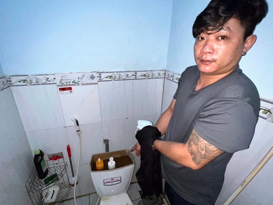 Đối tượng Thắng chỉ nơi giấu ma túy là két nước bồn cầu.