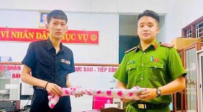 Anh Thịnh giao nộp hung khí nhặt được cho Công an phường An Khê.