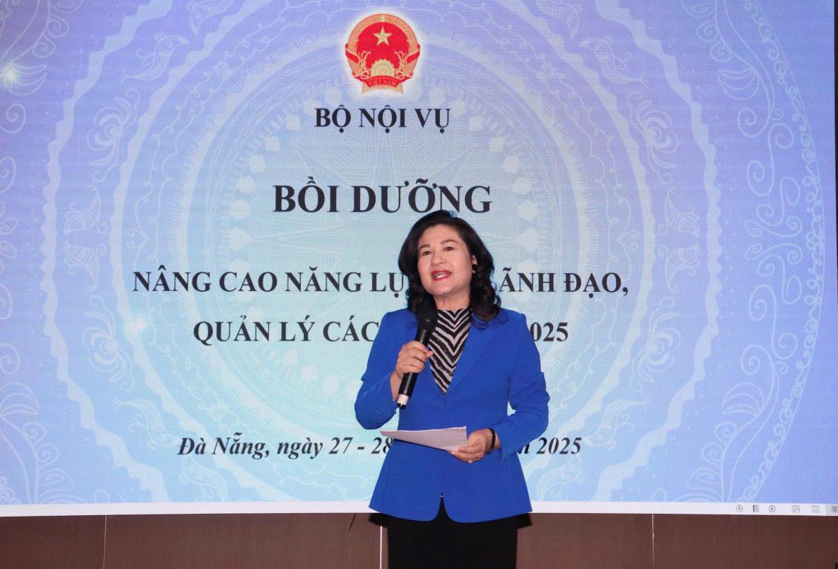 Thứ trưởng Bộ Nội vụ Nguyễn Thị Hà phát biểu khai mạc Lớp bồi dưỡng.