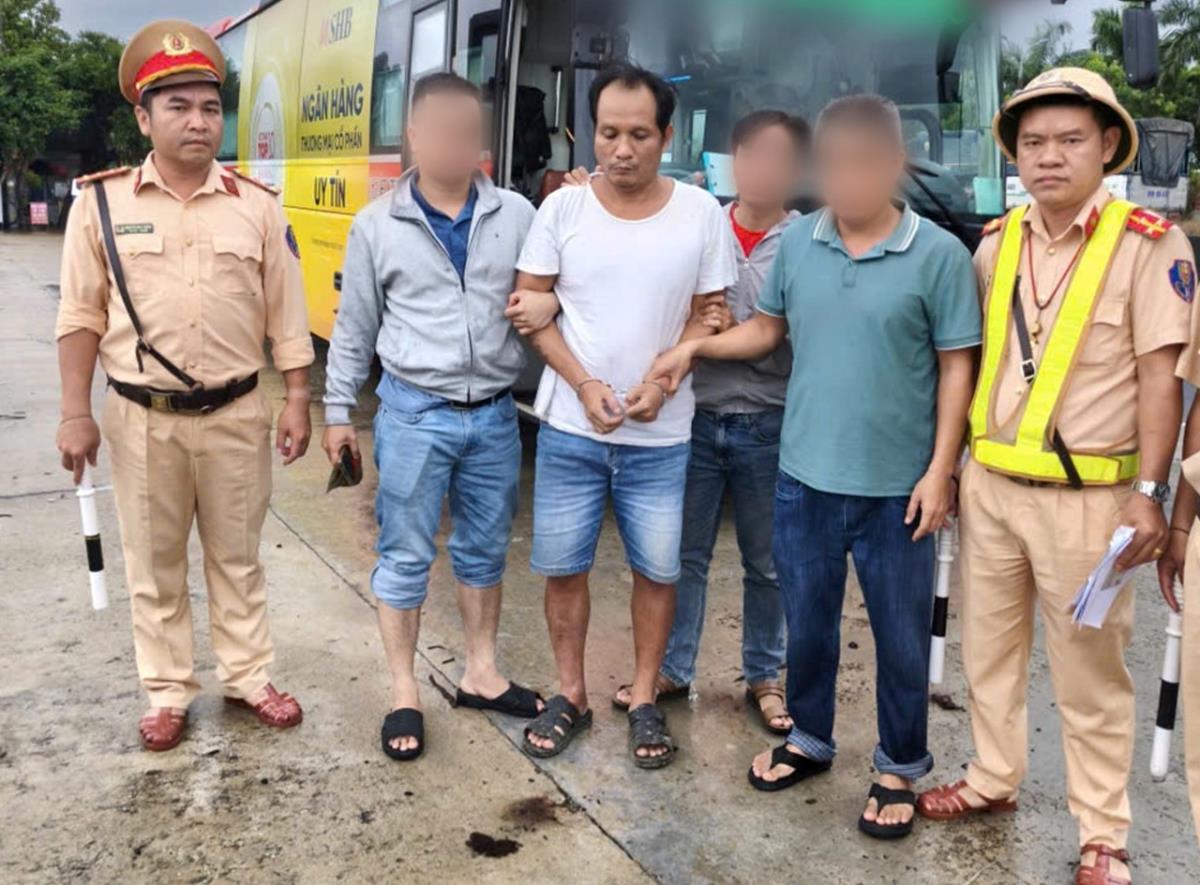 Đối tượng Phạm Anh Tuấn bị lực lượng Công an TP Đà Nẵng bắt khi đang di chuyển từ Lâm Đồng về Đà Nẵng.
