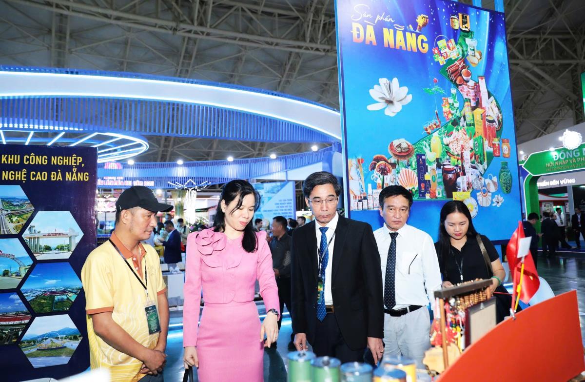 Phó Chủ tịch UBND TP Đà Nẵng Trần Chí Cường tham quan và động viên các doanh nghiệp tham gia Hội chợ.