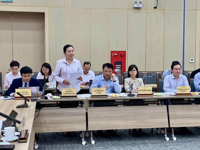 Các phóng viên tham dự họp báo.